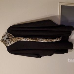 Black poncho with faux-fur leopard collar